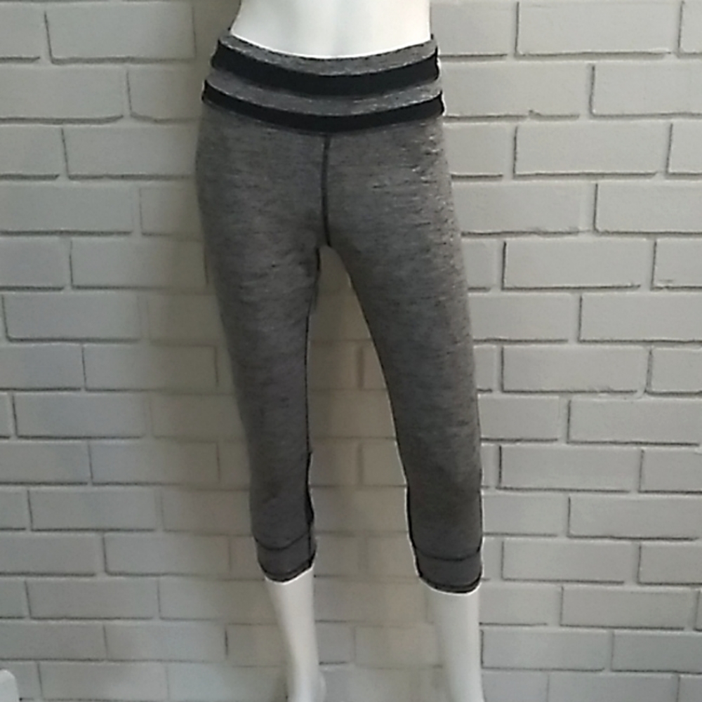 Daisy Fuentes  Net Detail Workout Capri Pants. Size Medium NWOT